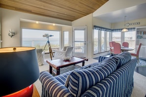 TV, fireplace, books - Direct Beach Access! Quiet Diamond Point Retreat (Sequim)