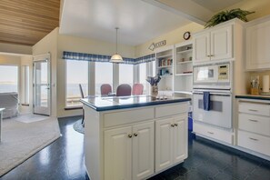 Coffee/tea maker, fridge, microwave, stovetop - Direct Beach Access! Quiet Diamond Point Retreat (Sequim)