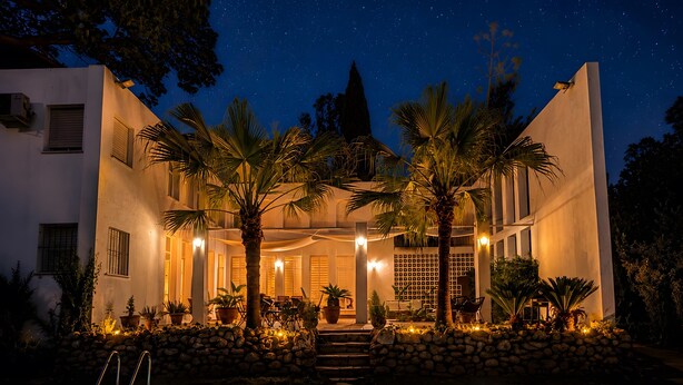 A modern house with a swimming pool, palm trees, and a starry night sky. - Magnífica Villa 5 dormitorios con piscina privada cerca Banus (Marbella)