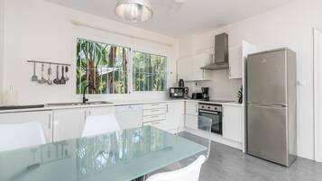 Coffee/tea maker, fridge, microwave, oven