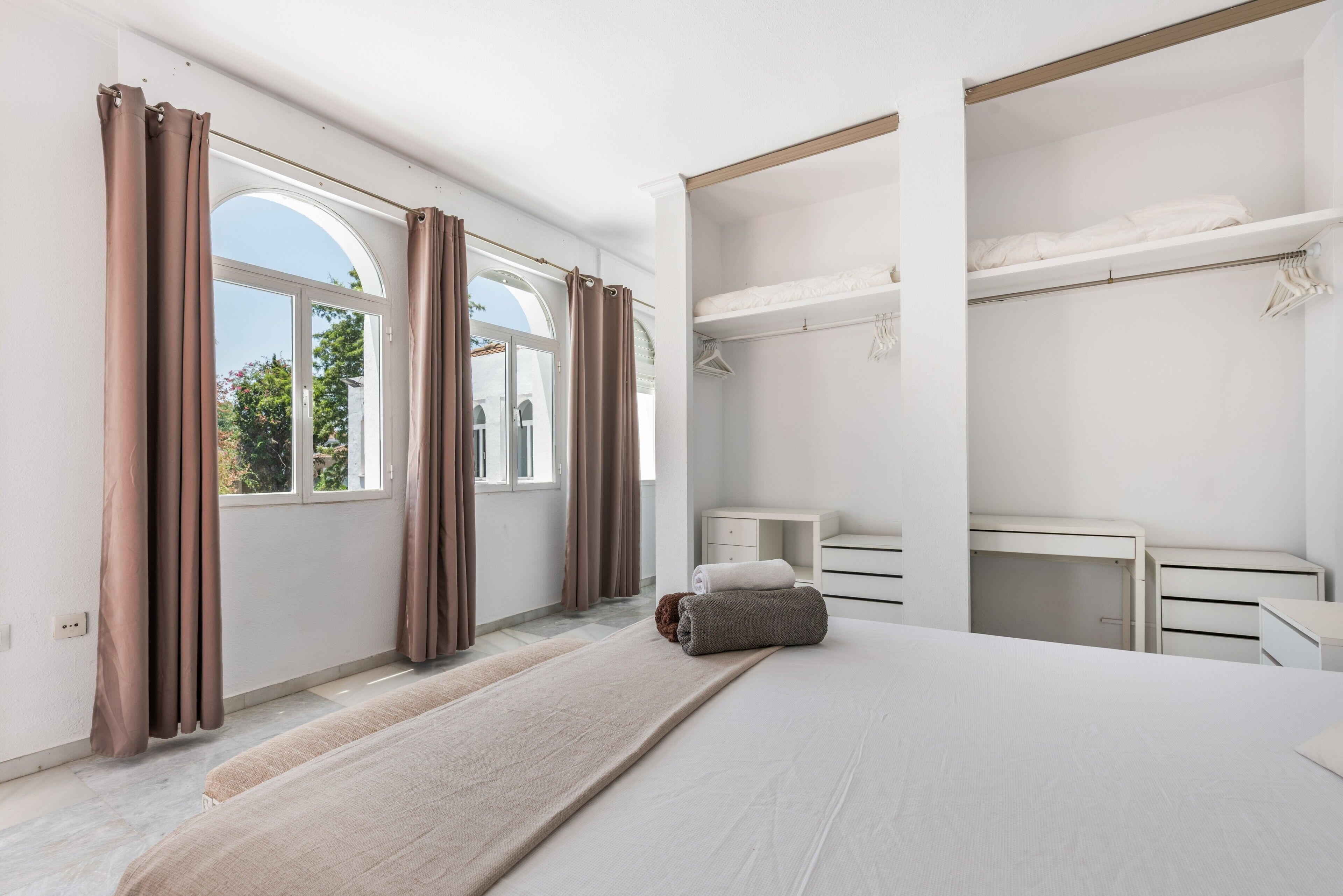 5 bedrooms, iron/ironing board, WiFi, bed sheets