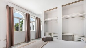 A bedroom with a bed, a desk, and a wardrobe. - Magnífica Villa 5 dormitorios con piscina privada cerca Banus (Marbella)