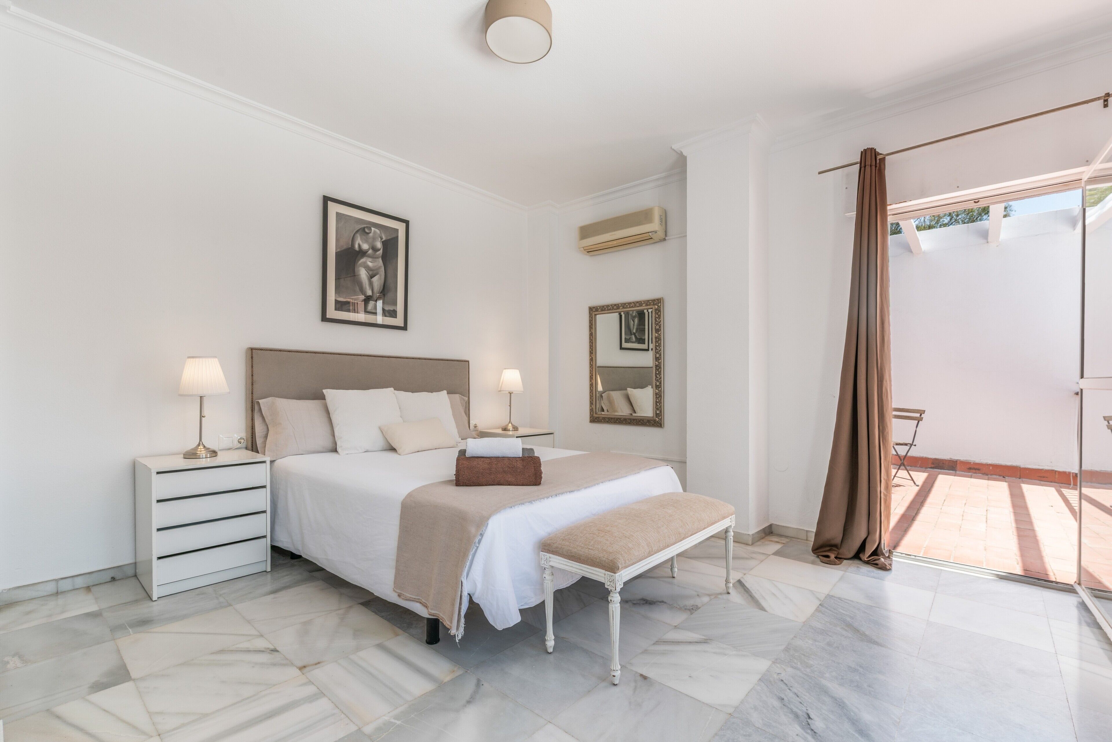 5 bedrooms, iron/ironing board, WiFi, bed sheets