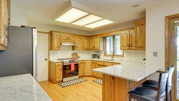 Coffee/tea maker, fridge, microwave, stovetop