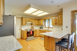 Coffee/tea maker, fridge, microwave, stovetop - Explore Springfield! Spacious Family Home w/ Yard (Springfield)