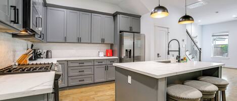 Coffee/tea maker, fridge, microwave, stovetop
