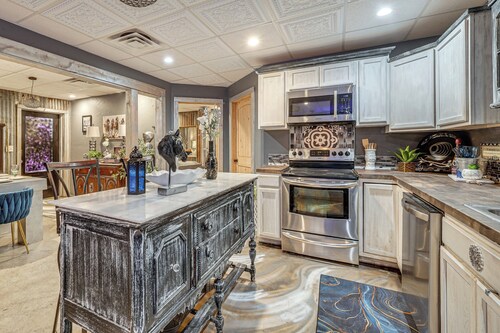 5 Min to Broken Bow Lake! Stylish Retreat w/ Deck