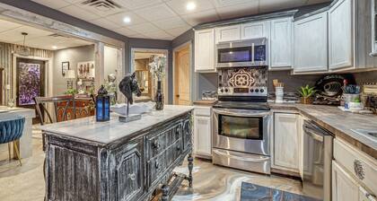 5 Min to Broken Bow Lake! Stylish Retreat w/ Deck
