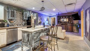 Unclassified image, 3 of 24, button - 5 Min to Broken Bow Lake! Stylish Retreat w/ Deck (Broken Bow)