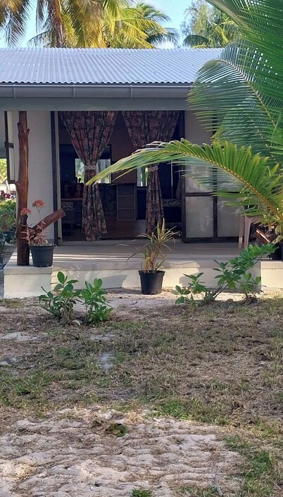 House facing the Tikehau lagoon