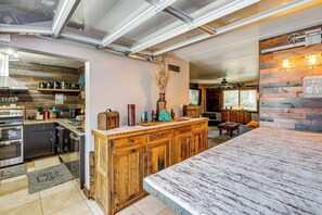 Wasserkocher mit Kaffee-/Teezubehör, Kühlschrank, Mikrowelle, Herdplatte