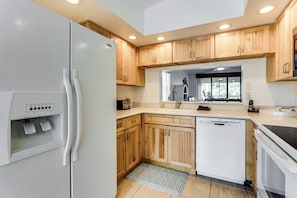 Coffee/tea maker, fridge, microwave, stovetop - Resort Condo Near Anna Maria Island & IMG Academy (Bradenton)