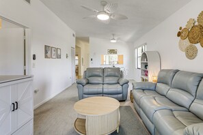 TV, books - Resort Condo Near Anna Maria Island & IMG Academy (Bradenton)