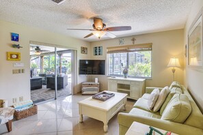 TV, books, stereo - Sun, Swim & Splash! Canalfront Cape Coral Oasis (Cape Coral)