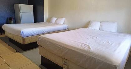 2 Queen Beds with Kitchenette