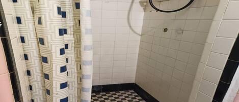 Douche, serviettes fournies