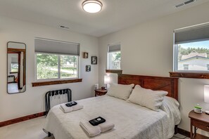 Desk, iron/ironing board, Internet, bed sheets - Hamilton Charm Place, 4 Bdrm, 2 Bath, Step-Free (Hamilton)