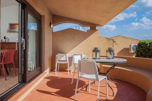 Outdoor dining - Vrbo Property (Costa Paradiso)