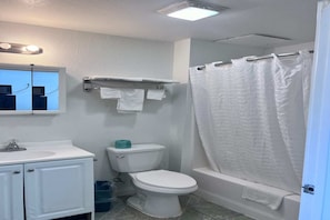 Bathroom - Premium 2 Queen Bed with Kitchenette (Pearsall TX)