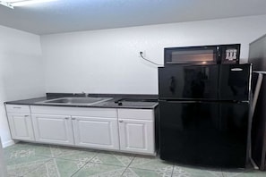 Private kitchen - Premium King Bed with Kitchenette (Pearsall TX)