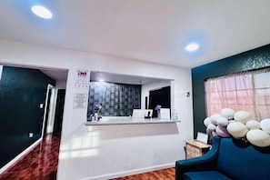 Lobby - Premium King Bed with Kitchenette (Pearsall TX)