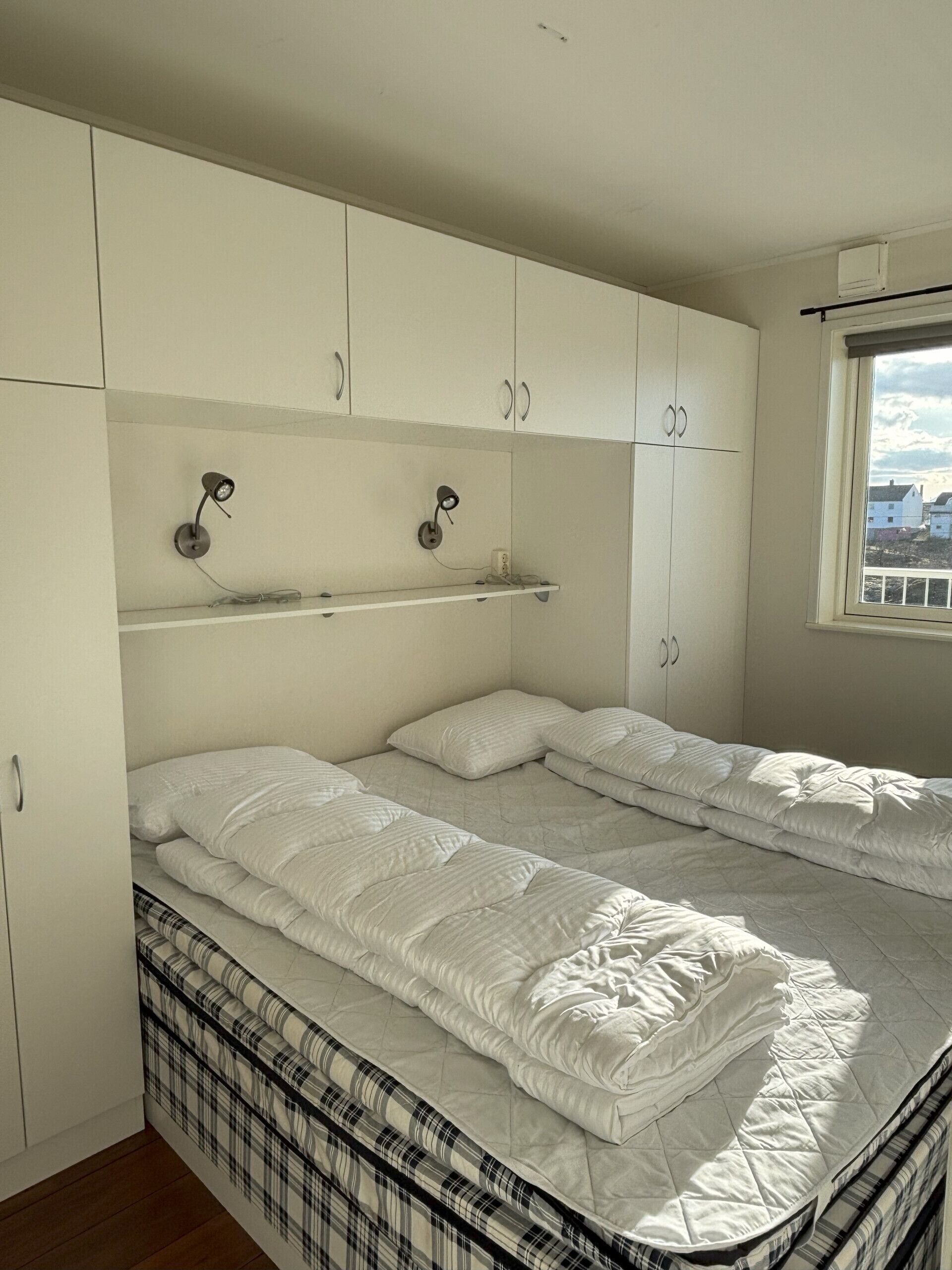 4 bedrooms, WiFi (free), bed sheets