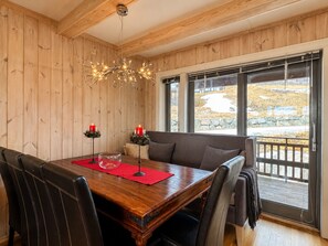 Dining - Ski-in/ski-out at Kikut, Geilo – apartment with sauna (Hol)