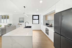 Wasserkocher mit Kaffee-/Teezubehör, Kühlschrank, Mikrowelle, Ofen