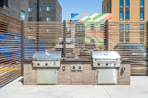 2-bedroom apartment in charming Santa Ana with AC