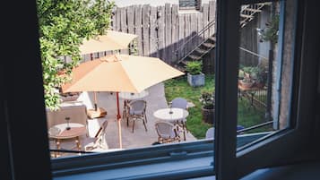 Habitación Deluxe con 1 cama doble o 2 individuales, vistas al jardín | Restaurante al aire libre