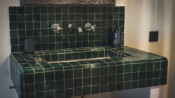 Habitación Deluxe con 1 cama doble o 2 individuales, vistas al jardín | Baño
