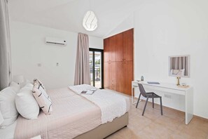 Bügeleisen/Bügelbrett, Reisekinderbett, kostenloses WLAN, Bettwäsche
