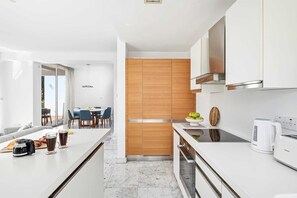 Wasserkocher mit Kaffee-/Teezubehör, Kühlschrank, Mikrowelle, Ofen