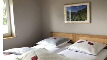 Travel crib, free WiFi, bed sheets