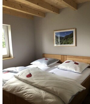 Travel crib, free WiFi, bed sheets
