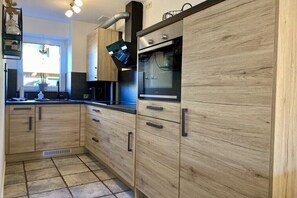 Wasserkocher mit Kaffee-/Teezubehör, Kühlschrank, Ofen, Herdplatte