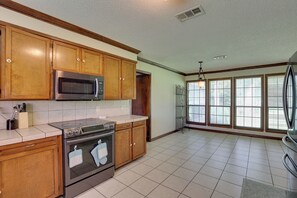 Coffee/tea maker, fridge, microwave, stovetop - 4 Mi to Cross Lake! Spacious Home Near Restaurants (Shreveport)