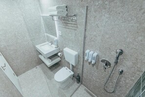 Shower, hair dryer, slippers, towels - Hotel Orjen Sport&Pleasure (Trebinje)