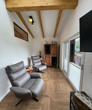 Smart-TV, Kamin, Bücher