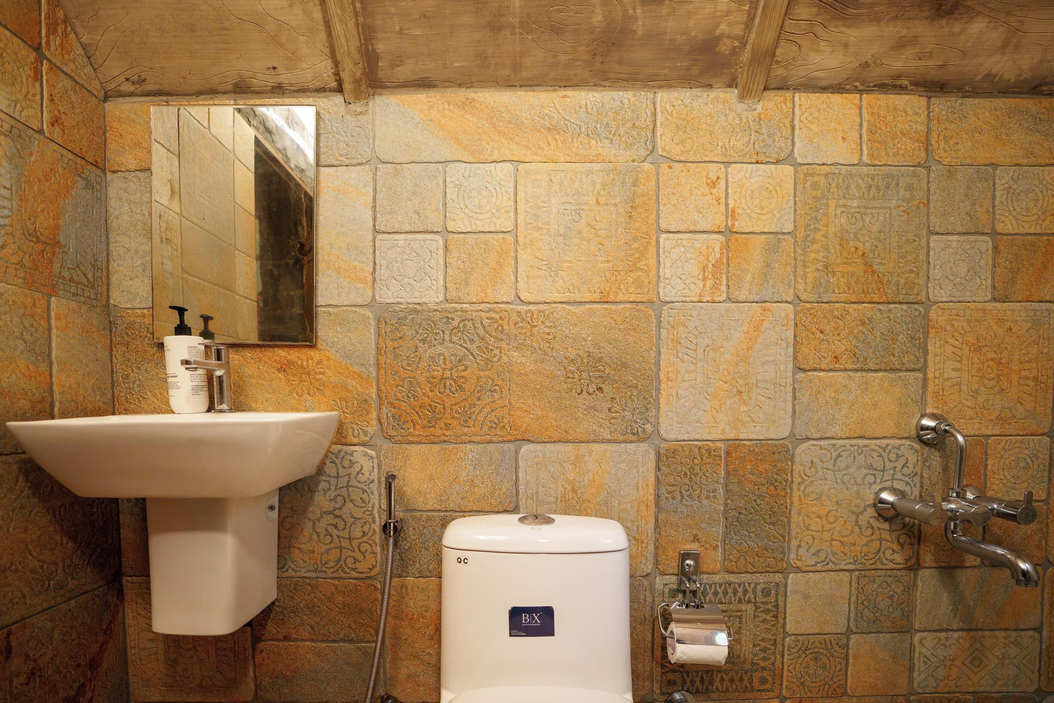 Deluxe Room, Balcony | Bathroom | Shower, towels, soap, shampoo