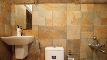 Deluxe Room, Balcony | Bathroom | Shower, towels, soap, shampoo