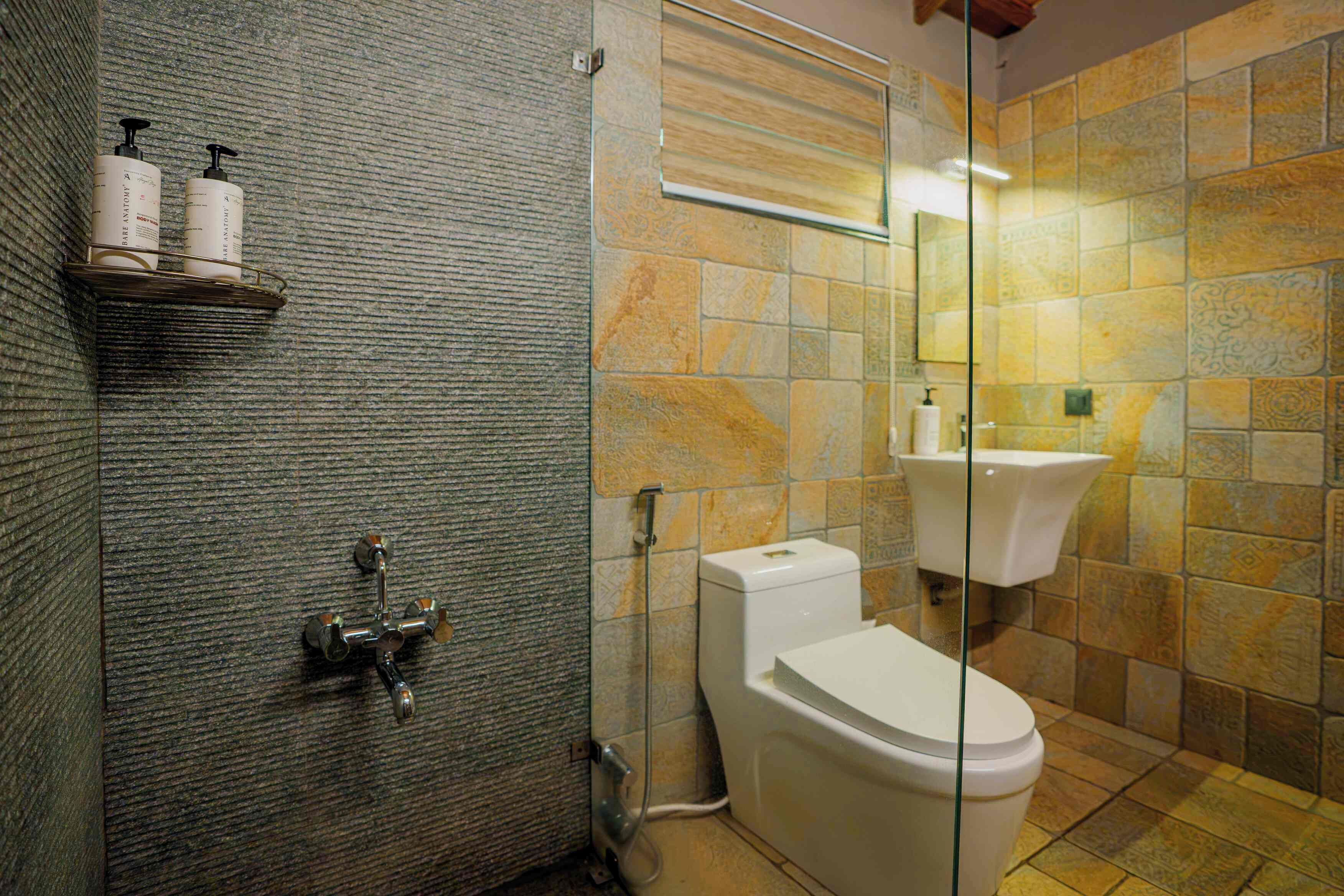 Habitación estándar, aire acondicionado | Baño | Regadera, toallas, jabón, shampoo 