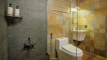 Habitación estándar, aire acondicionado | Baño | Regadera, toallas, jabón, shampoo