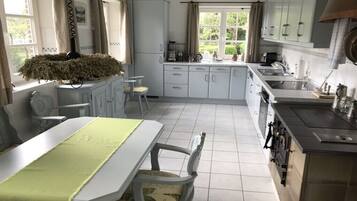 Kühlschrank, Herdplatte, Geschirrspüler, Esstisch