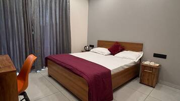 Habitación Deluxe doble, balcón | Wifi gratis