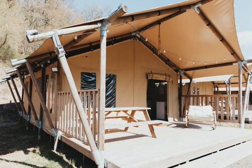 Safari Lodge - Wood & Luxury Comfort, Sleeps 6 Pets allowed