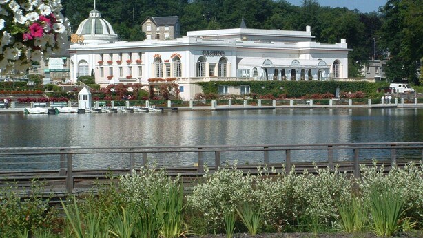 Un grand bâtiment surmonté d’un dôme, avec une enseigne de casino et une vue sur le front de mer.