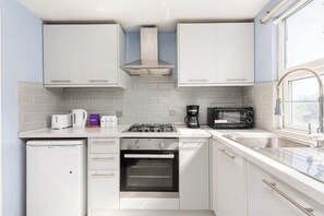 Een koelkast, een microgolfoven, een oven, een kookplaat