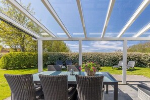 Outdoor dining - Holiday home in Domburg with swimming pool (Domburg)