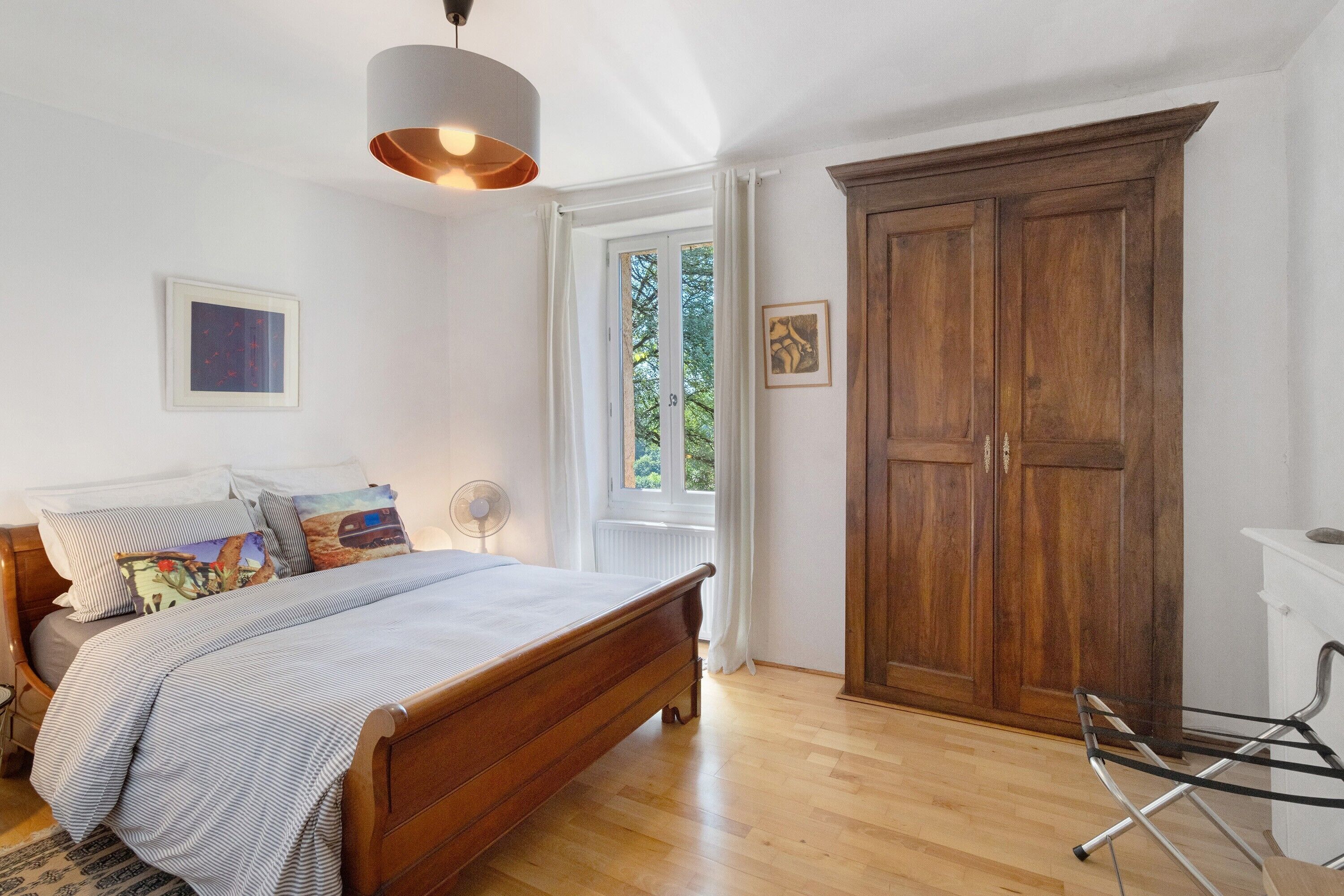 Tabla de planchar con plancha, wifi, ropa de cama